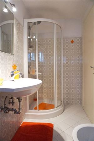 Villa Fior di Loto : Ванная комната с душем