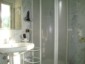 Villa Genova : Ванная комната с душем