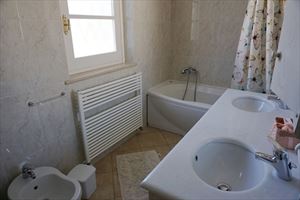 Villa Giovanna : Ванная комната с ванной