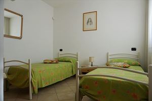 Villa Giovanna : спальня с двумя кроватями