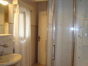 Villa Ines : Bathroom with shower