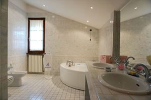Villa Irina : Ванная комната с ванной