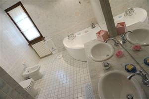 Villa Irina : Ванная комната с ванной