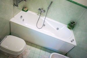 Villa Ariel : Bathroom with tube