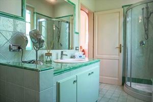 Villa Ariel : Bathroom with tube