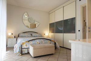 Villa Laura : спальня с двуспальной кроватью