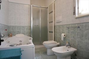 Villa Laura : Ванная комната с ванной