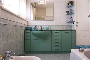 Villa Laura : Ванная комната с ванной