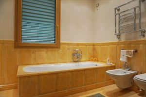 Villa Maestro : Ванная комната с ванной