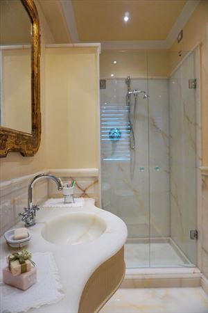 Villa Maestro : Ванная комната с душем