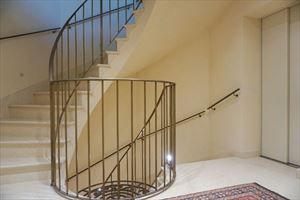 Villa Maestro : мраморная лестница 