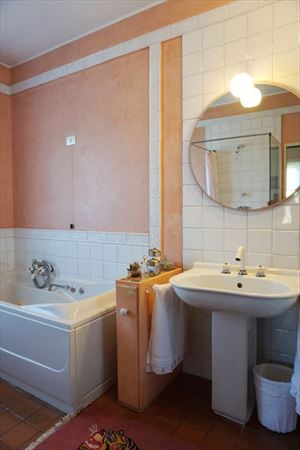 Villa Marilena : Ванная комната с ванной