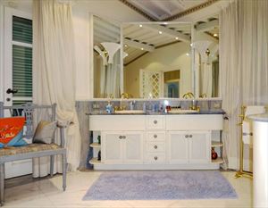 Villa Exclusive  : Bathroom with tube