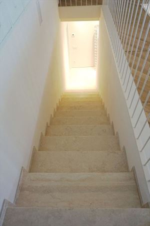Villa Monroe : Marble stairs