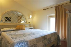 Villa Nicoletta : спальня с двуспальной кроватью
