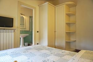Villa Nicoletta : спальня с двуспальной кроватью