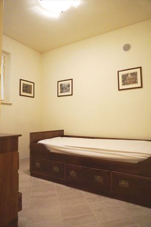 Villa Nicoletta : спальня с односпальной кроватью