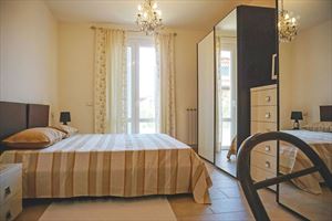 Villa Onda : спальня с двуспальной кроватью