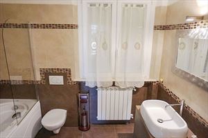 Villa Onda : Bathroom with tube