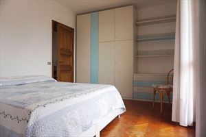 Villa Rondine : спальня с двуспальной кроватью