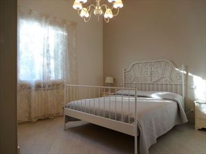 Villa Rossella  : спальня с двуспальной кроватью