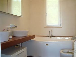 Villa Mirella  : Bathroom with tube