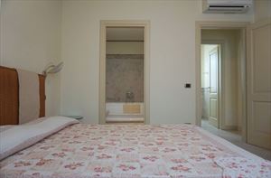 Villa Simonetta : спальня с двуспальной кроватью