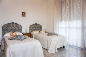 Villa Tatiana : спальня с двумя кроватями