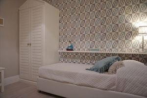 Villa Zaffiro : спальня с двумя кроватями