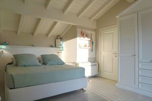 Villa Zaffiro : спальня с двуспальной кроватью