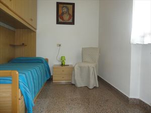 Villa Eleonora  : спальня с односпальной кроватью