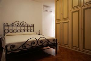 Villa del Fortino   : спальня с двуспальной кроватью