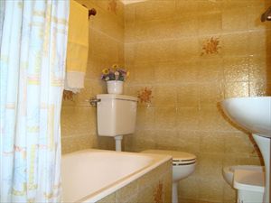 Appartamento Cuore  : Bathroom with tube
