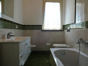 Villetta Mira : Ванная комната с ванной