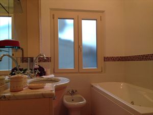 Villetta Silvia : Ванная комната с ванной