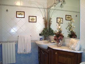 Villetta Violetta : Ванная комната с ванной