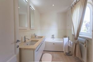 Villa Preziosa  : Bathroom with tube