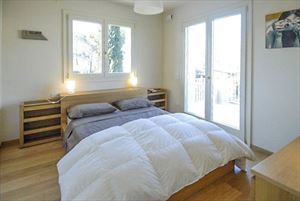 Villa California : спальня с двуспальной кроватью