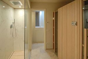 Villa California : Ванная комната с душем