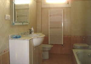 Appartamento Marina Ovest : Ванная комната с ванной