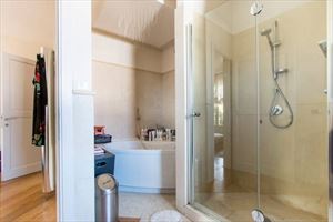 Villa Gucci : Bathroom with shower