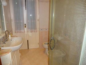 Villa Ambra : Bathroom with shower