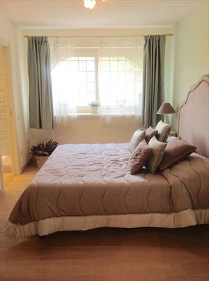 Villa Arianna : спальня с двуспальной кроватью