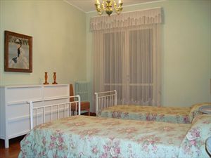 Villa  Mazzini  : спальня с двумя кроватями