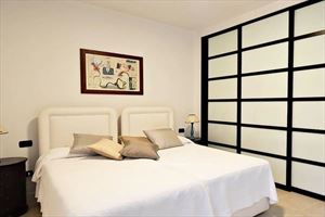 Villa Ronchi Beach  : спальня с двуспальной кроватью
