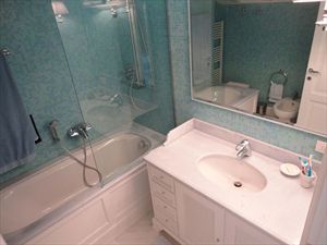 Villetta Emilia : Ванная комната с ванной