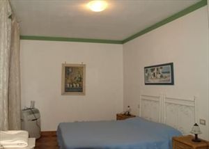 Villa Versiliana  : спальня с двуспальной кроватью