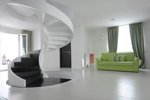 Villa Monet : лестница с деревянным покрытием
