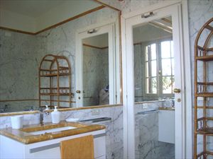 Villa Bouganville : Bathroom with tube