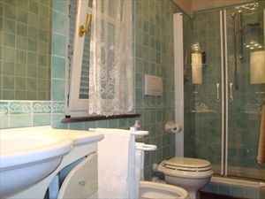 Villa Hibiscus : Bagno con doccia